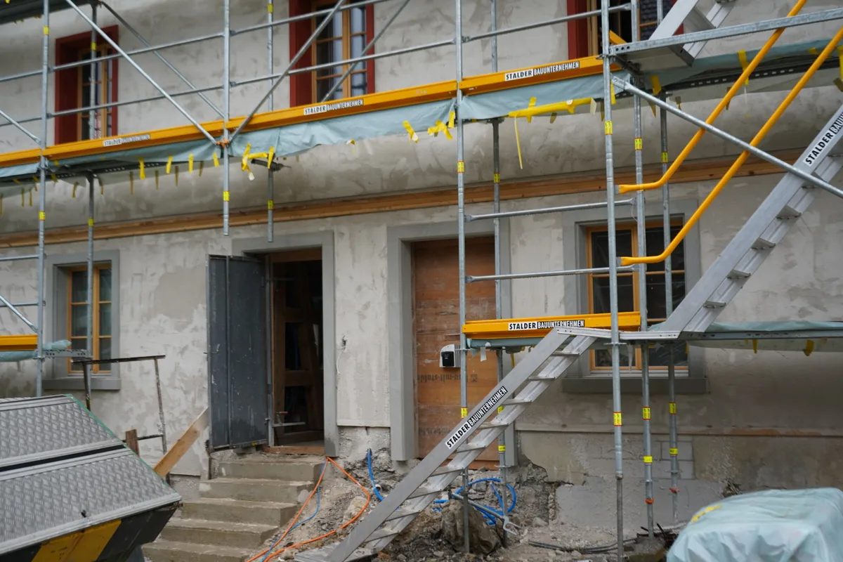 Ein Hauseingang im Renovationszustand. 